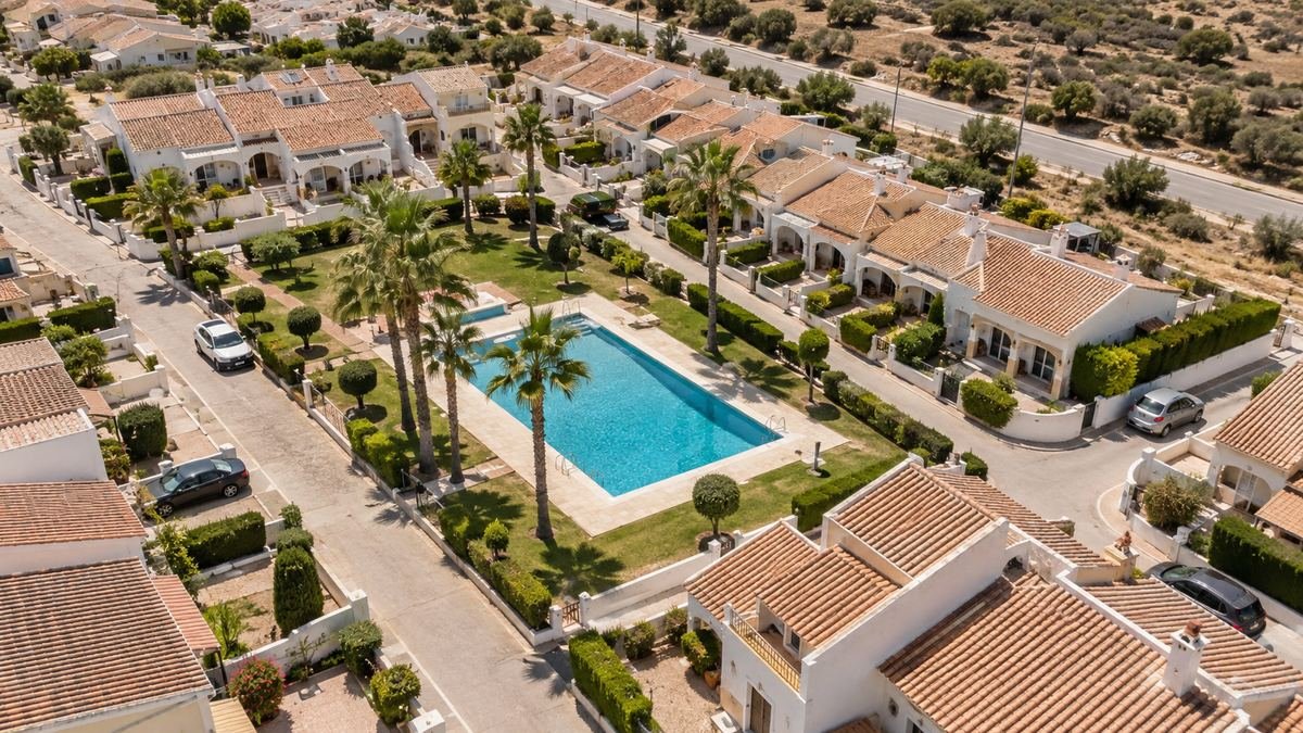 Zabudowa urbanizacji na Costa Blanca — bungalowy szeregowe ze wspólnym basenem w okolicy Torreviei